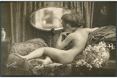 Erotisk postkort. Kvinde i sofa. Nytryk Stampa PR 246. 