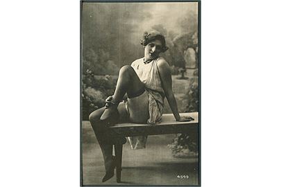 Erotisk postkort. Kvinde sidde på bordet. Nytryk Stampa PR 310. 