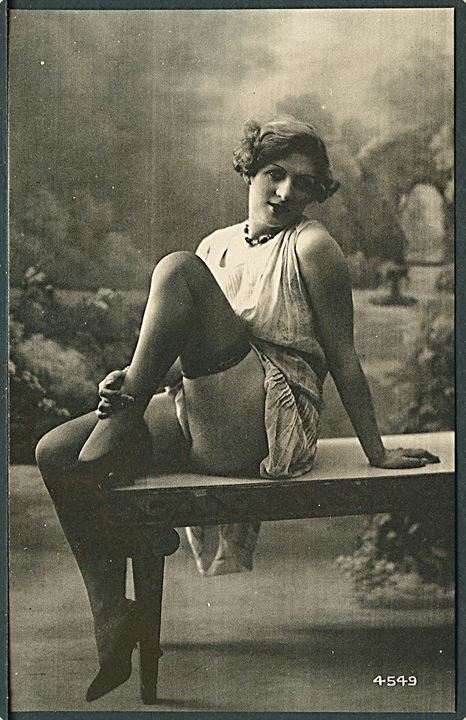 Erotisk postkort. Kvinde sidde på bordet. Nytryk Stampa PR 310. 
