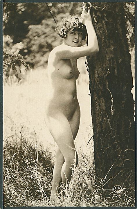 Erotisk postkort. Kvinde poserer ved træ. Nytryk Stampa PR 325. 