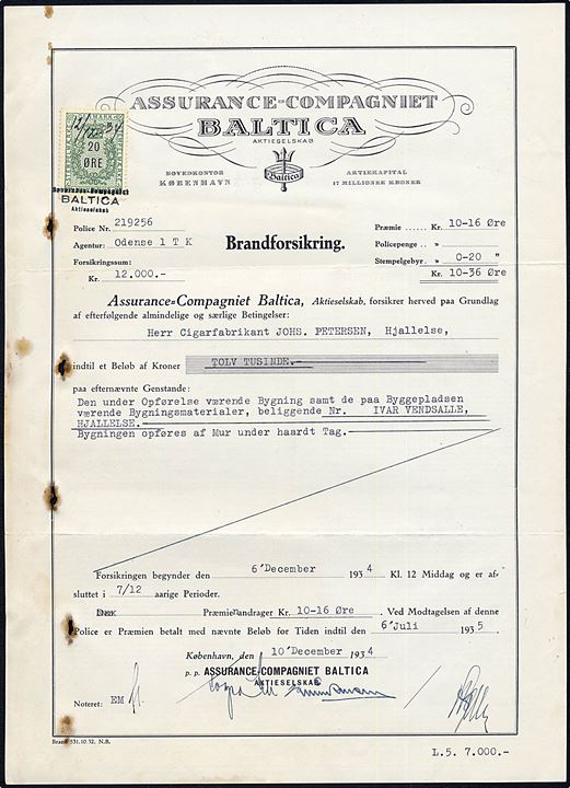 20 øre Stempelmærke med perfin “trefork” på brand-forsikringspolice fra Assurance-Compagniet Baltica i København d. 10.12.1934. Lidt rust.