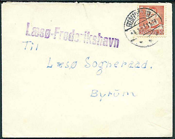 30 øre Fr. IX på brev stemplet Frederikshavn d. 4.1.1957 og sidestemplet violet “Læsø-Frederikshavn” til Byrum på Læsø. Pænt lille skibsbrev. 