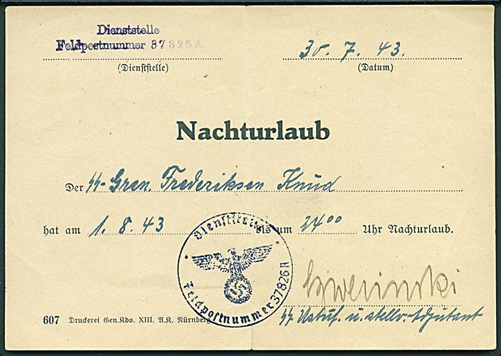 Nachturlaub (nattegn) for SS-Gren. Knud Frederiksen dateret d. 30.7.1943 med to forskellige dienststempler fra Feldpost 37826A (= Stab II, SS-Grenadier-Regiment Danmark).