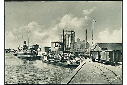 Nakskov. Havneparti med Færge, Togvogne og silo Esso. Stenders, Nakskov no. 1005 K. 