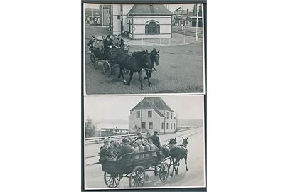 Udflugt i hestevogn med bl.a. Aabenraa Rutebilstation. Antagelig fra besættelsen. 2 fotografier (7x9 cm).