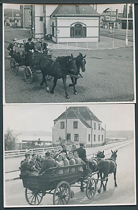 Udflugt i hestevogn med bl.a. Aabenraa Rutebilstation. Antagelig fra besættelsen. 2 fotografier (7x9 cm).