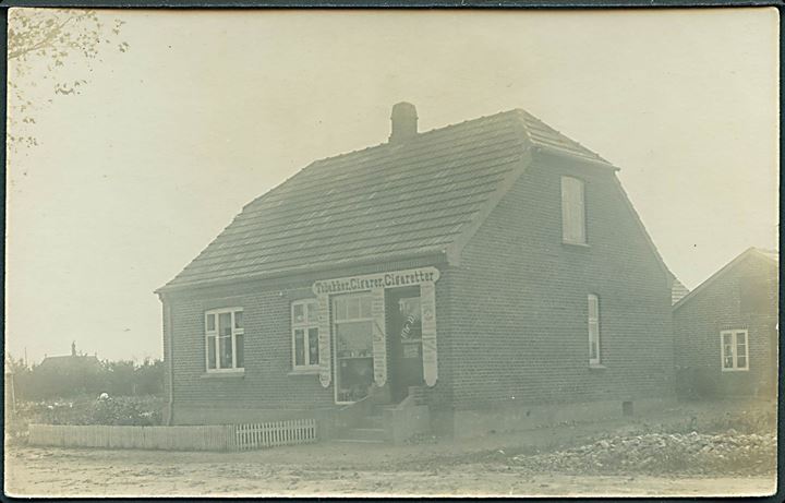 Hjortshøj med butik:  Chr. Woer: Tobak, cigarer m.m. Sted ukendt. Fotokort no. 190631. 