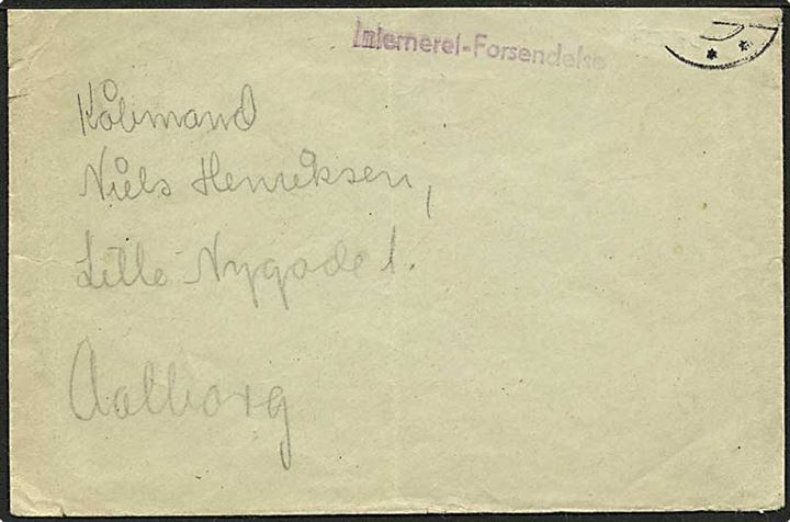 Ufrankeret brev med liniestempel Interneret-Forsendelse til Aalborg. Ca. 1945. Skåret i toppen.