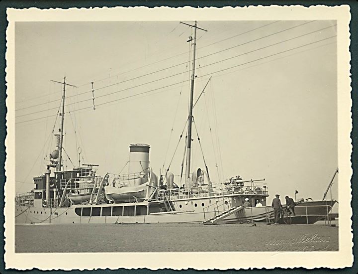 Opmålingsskibet Heimdal i Assens september 1939. Fotograf Anna Nielsen. Foto størrelse 8½x11½ cm.