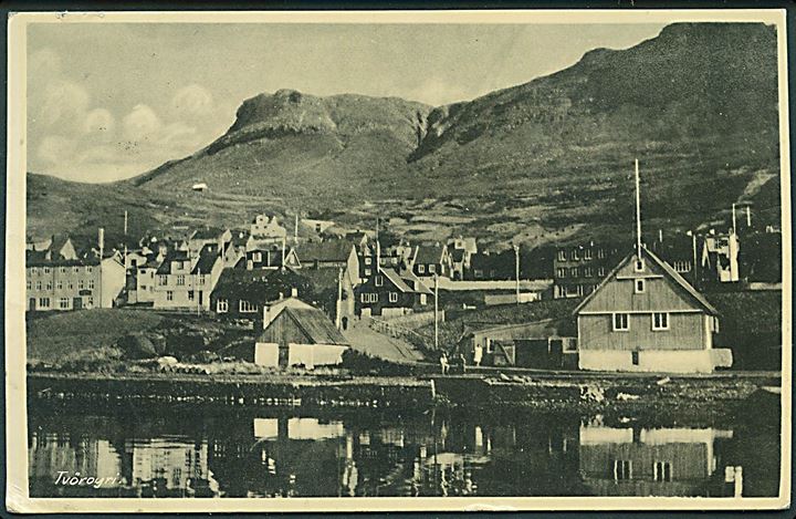 35 øre Fr. IX på brevkort (Parti fra Trangisvaag) annulleret med brotype Ic Trangisvaag d. 15.7.1953 til Edinburgh, Scotland. Vanskeligt stempel GF10: 1000,-