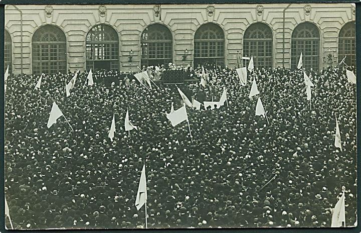 Kong Gustaf holder “Borggårds-talen” d. 6.2.1914 under Bondetåget i Stockholm. U/no Kvalitet 7