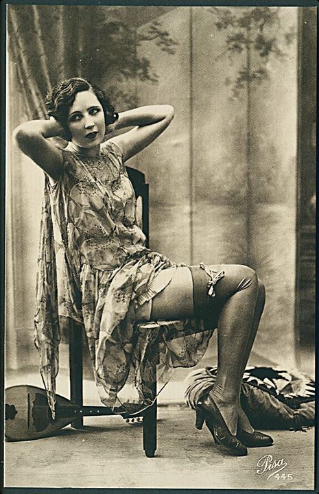 Erotisk postkort. Kvinde sidder på stol og poserer. Nytryk Stampa PR 13. 