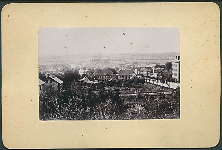 Haderslev, udsigt med Domkirken i baggrunden. Foto (6½x9 cm) monteret på karton (9½x14½).
