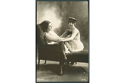Erotisk postkort. 2 kvinder sidder på divan. Nytryk Stampa PR 221. 