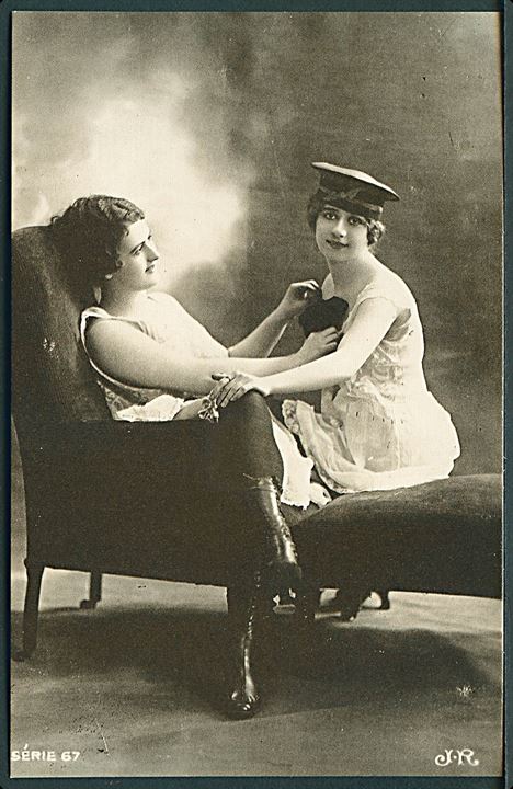 Erotisk postkort. 2 kvinder sidder på divan. Nytryk Stampa PR 221. 