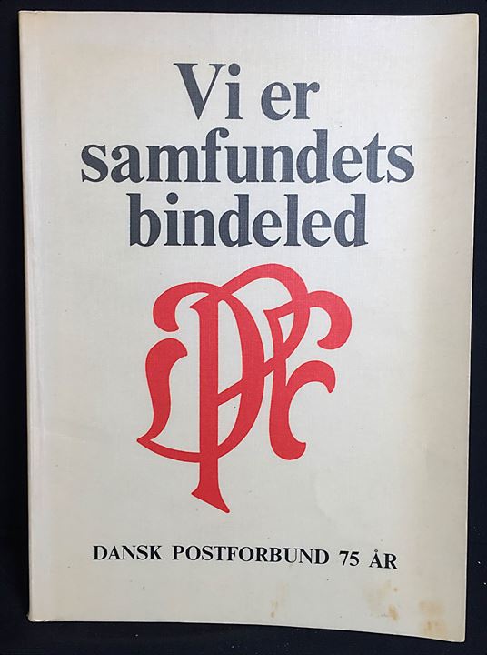 Vi er samfundets bindeled, Dansk Postforbund 75 år. 112 sider. Biblioteks eksempler.