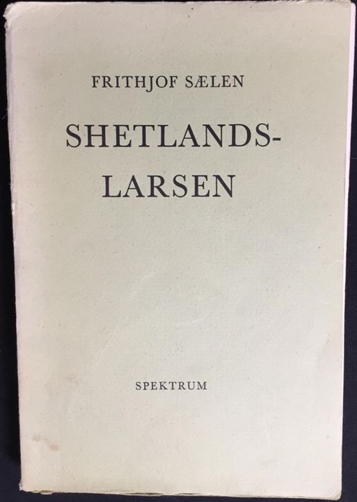 Shetlands-Larsen, af Frithjof Sælen. Autentisk illustreret beskrivelse af den illegale sejlforbindelse mellem det besatte Norge og Shetlands øerne. 256 sider.
