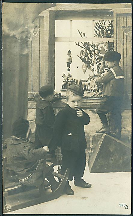 5 øre Fr. VIII på julekort (Børn kikker på juletræ) annulleret med stjernestempel GODTHAAB og sidestemplet Rønne d. 23.12.1909 til Bodilsker.