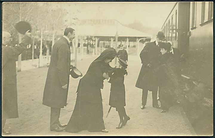 Kong Haakon VII med familie modtages på Klampenborg station. Fotokort u/no.