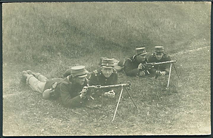 Soldater fra 4. Bataillon med Madsen Rekylgevær under Sikringsstyrken. Fotokort u/no.