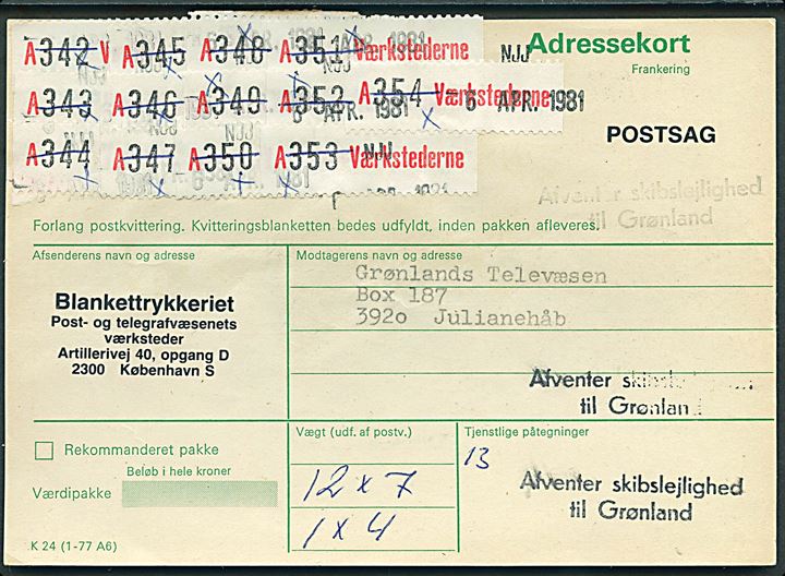 Adressekort for 13 postsags pakker fra Post- og Telegrafvæsnets Værksteder 1981 til Julianehåb, Grønland. Stemplet Afventer skibslejlighed til Grønland. Normalt kunne der kun sendes 3 pakker pr. adressekort, det gælder tilsyneladende ikke for postsags-pakker.