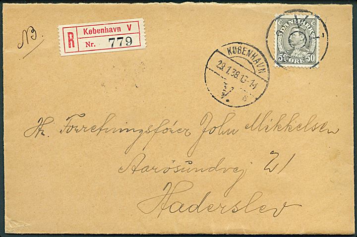 50 øre Chr. X single på anbefalet brev annulleret med udslebet stjernestempel V.1 (type 2) og sidestemplet København V. d. 29.1.1938 til Haderslev. Bagklap mgl.