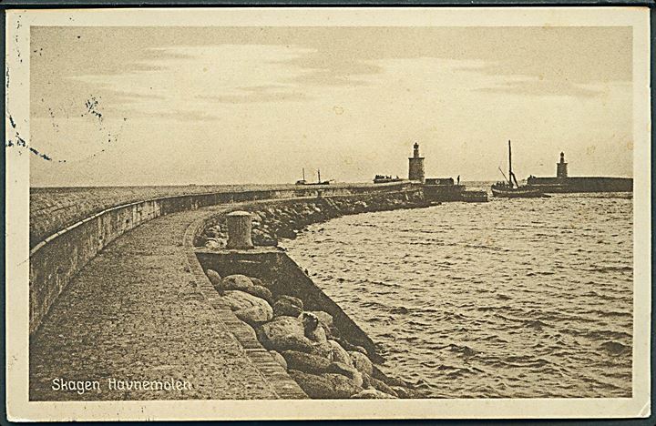 10 øre Bølgelinie på brevkort (Havnemolen i Skagen) annulleret med brotype Vc Skagen P. & T. d. 1.7.1930 til Randers.