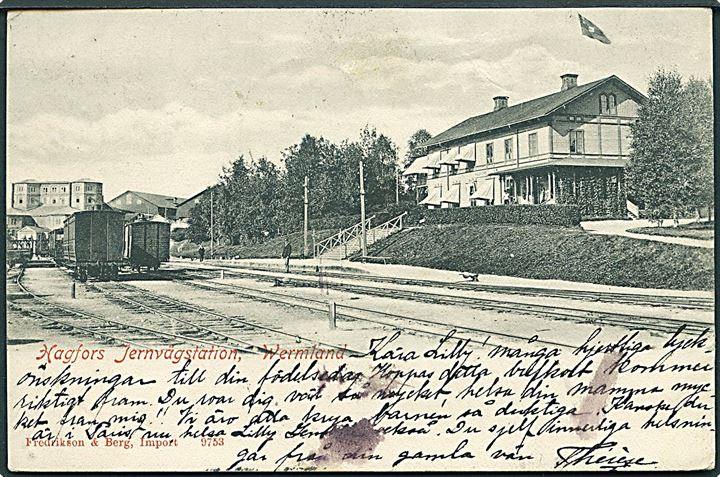 Hagfors jernbanestation med togvogne. Frederikson & Berg no. 9753. Kvalitet 7