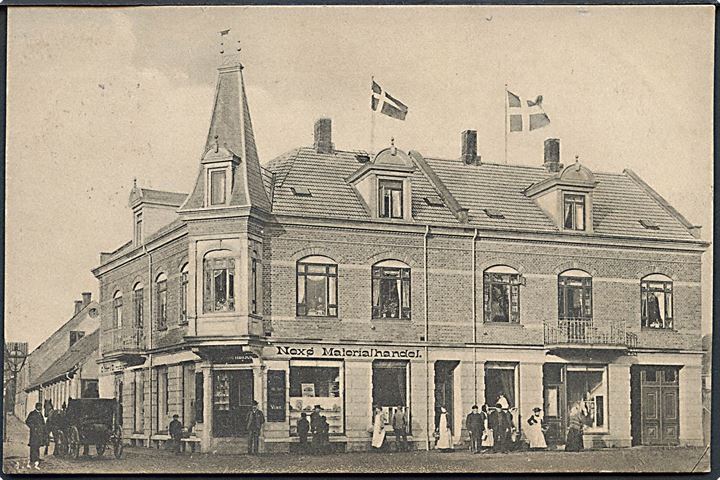 Neksø, Torvet med Sonne-Hansen Materialhandel. No. 9122.  Kvalitet 8