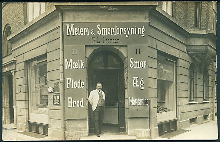 Købh., Julius Blomsgade 11. Facade med “Meieri & Smørforsyning” ved P. L. Iversen. Fotokort u/no. Kvalitet 7