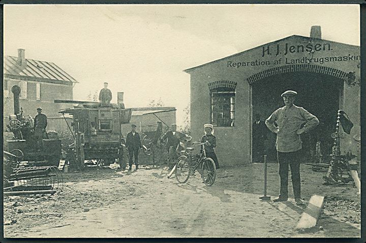 Aakirkeby, Reparation af Landbrugsmaskiner ved H. J. Jensen. I baggrunden det gamle hospital. U/no. Kvalitet 9