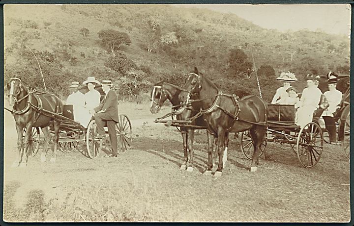 D.V.I., St. Croix, Kvinder i hestevogne på Fælleden ved Fodboldkamp d. 26.9.1913. A. Lauridsen u/no. Kvalitet 7
