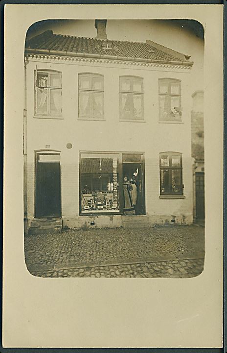 Fredericia, Danmarksgade 45, facade af Adolf Madsen’s tobaksforretning. Fotokort u/no. Kvalitet 8