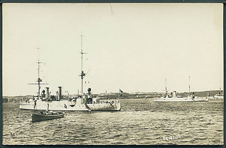 Dansk Marine. “Gejser”, krydser og i baggrunden muligvis krydseren “Heimdal”. Fotokort u/no. Kvalitet 7