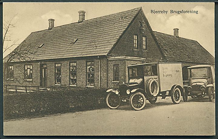 Bjerreby, Brugsforening og lastbil fra Bjerreby Sogns Brugsforening “O1715”. Fotograf Schmidt u/no. Kvalitet 10