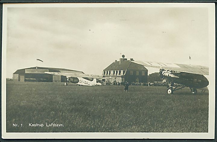 Fokker F.VIIa “Rønne” OY-DAD fra DDL i Kastrup, i forgrunden hollandsk maskine. Reklamekort DDL u/no. Kvalitet 8