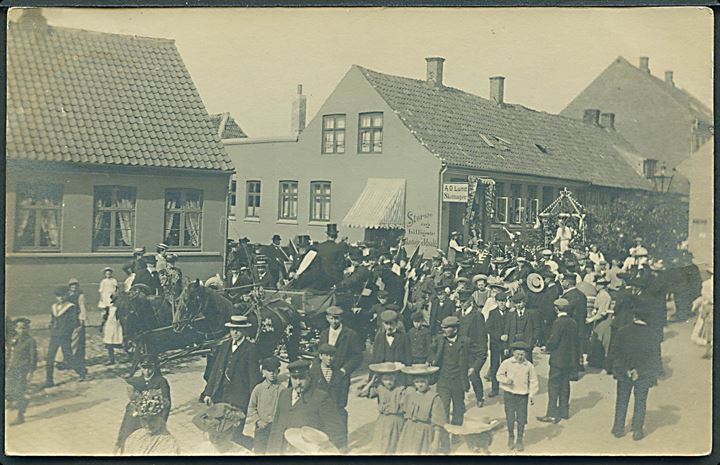 Rønne, Østergade 1 med Skomager A.O.Lund under Børnehjælpsdagen 1908. Chr. A. Møller u/no. Kvalitet 8