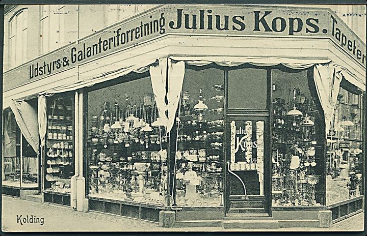 Kolding, Helligkorsgade 13 med Julius Kops Udstyrs & Galanteriforretning. J. Kops u/no. Kvalitet 8