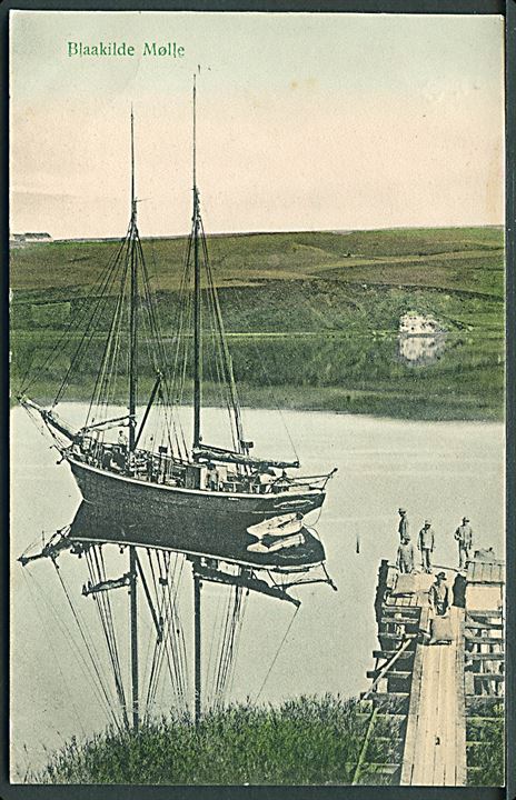 Hobro, Blaakilde Mølle, lastebro med sejlskib ved destruktionsanstalten. P. Alstrup no. 8628. Kvalitet 9