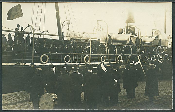 “Stærkodder”, S/S, isbryder/færge ankommer med de stemmeberettigede til Haderslev 1920. Fotokort u/no. Kvalitet 8