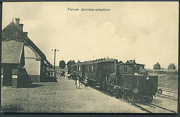 Farum, jernbanestation med holdende damptog. P. Alstrup no. 7367. Kvalitet 8
