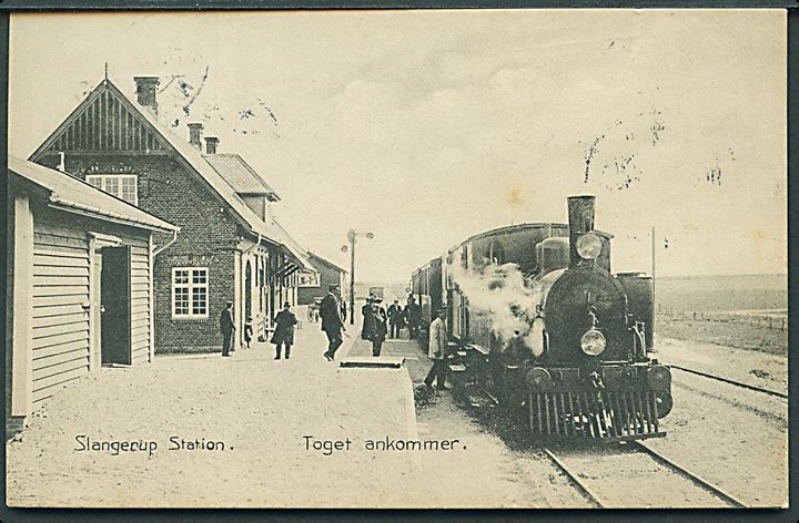 Slangerup, jernbanestation “Toget kommer” med damplokomotiv. Stenders no. 5728. Kvalitet 7