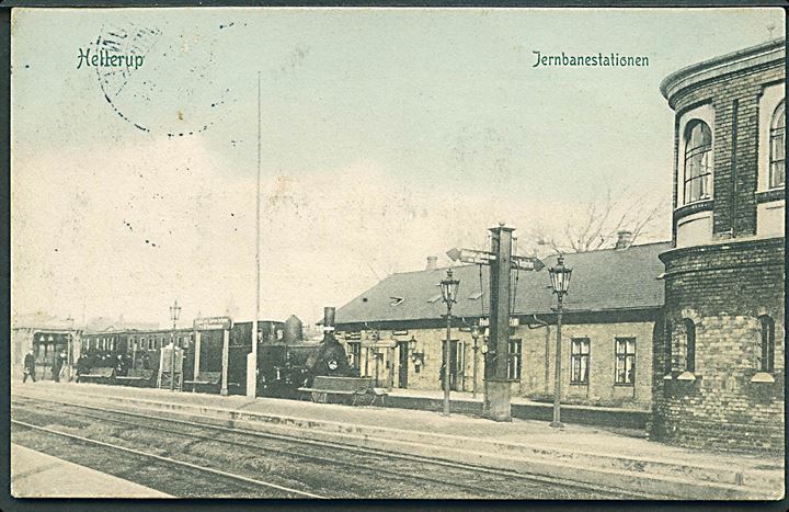 Hellerup, jernbanestation med holdende damptog. P. Alstrup no. 9231. Kvalitet 7