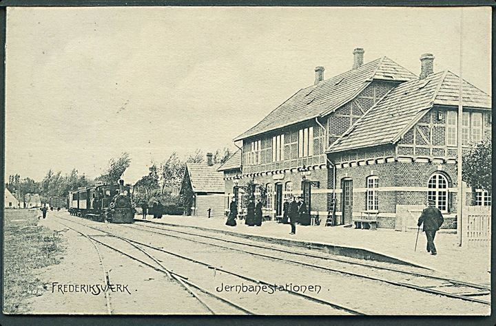 Frederiksværk, jernbanestation med ankommende damptog. A. Jensen u/no. Kvalitet 8