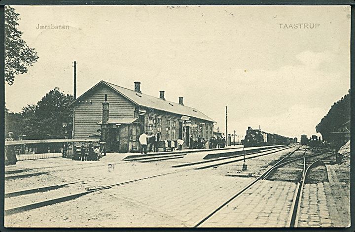 Taastrup, jernbanestation med ankommende damptog. A.V.K. u/no. Kvalitet 8