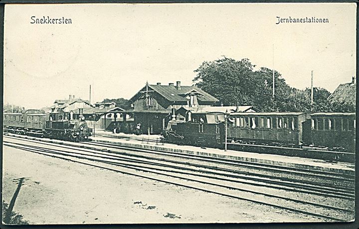 Snekkersten, jernbanestation med ankommende tog. P. Alstrup no. 893. Kvalitet 7