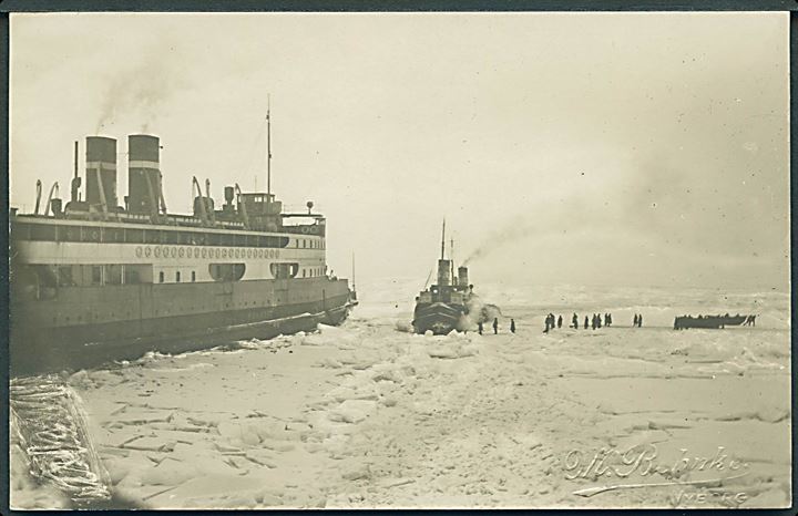 Nyborg, isbådtransport fra færgen “Korsør” til Nyborg under isvinteren 1929. Behnke, Nyborg u/no. Kvalitet 9