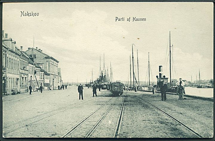 Nakskov, havneparti med jernbanevogn og dampskibet “Activ”. B. Bille no. 2475. Kvalitet 8
