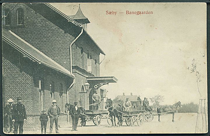 Sæby, jernbanestation med personale og hestevogne. Knudstrup u/no. Kvalitet 6