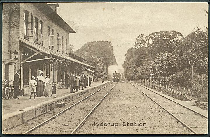 Jyderup, jernbanestation med ankommende damptog. Hagbarth Søvndahl no. 12533. Kvalitet 7